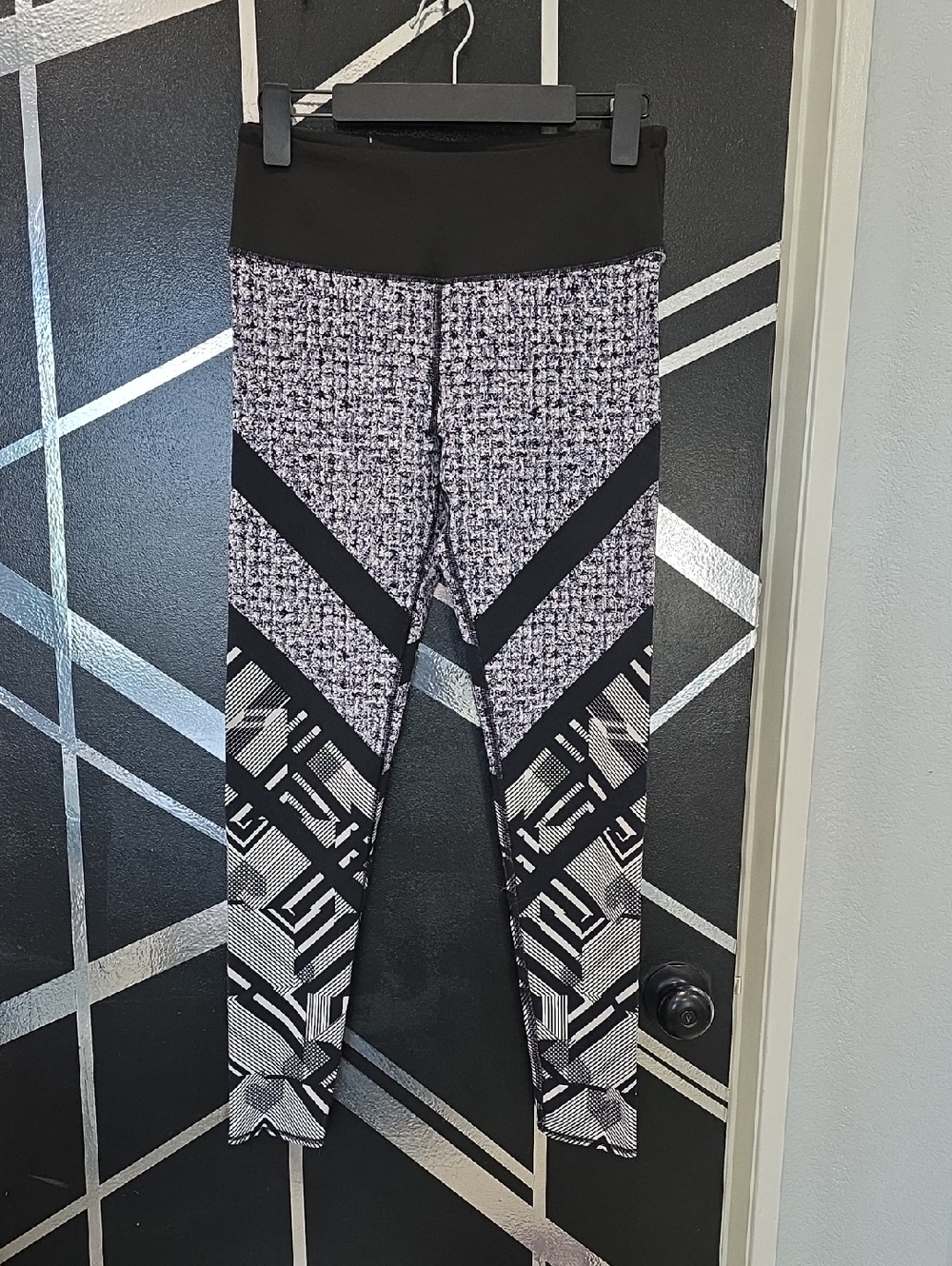PINK Victoria's Secret Black and White Patterned Leggings